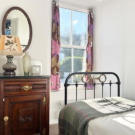 Janies Cottage~ Mousehole~Eclectic Interiors & Vintage Charm Экстерьер фото