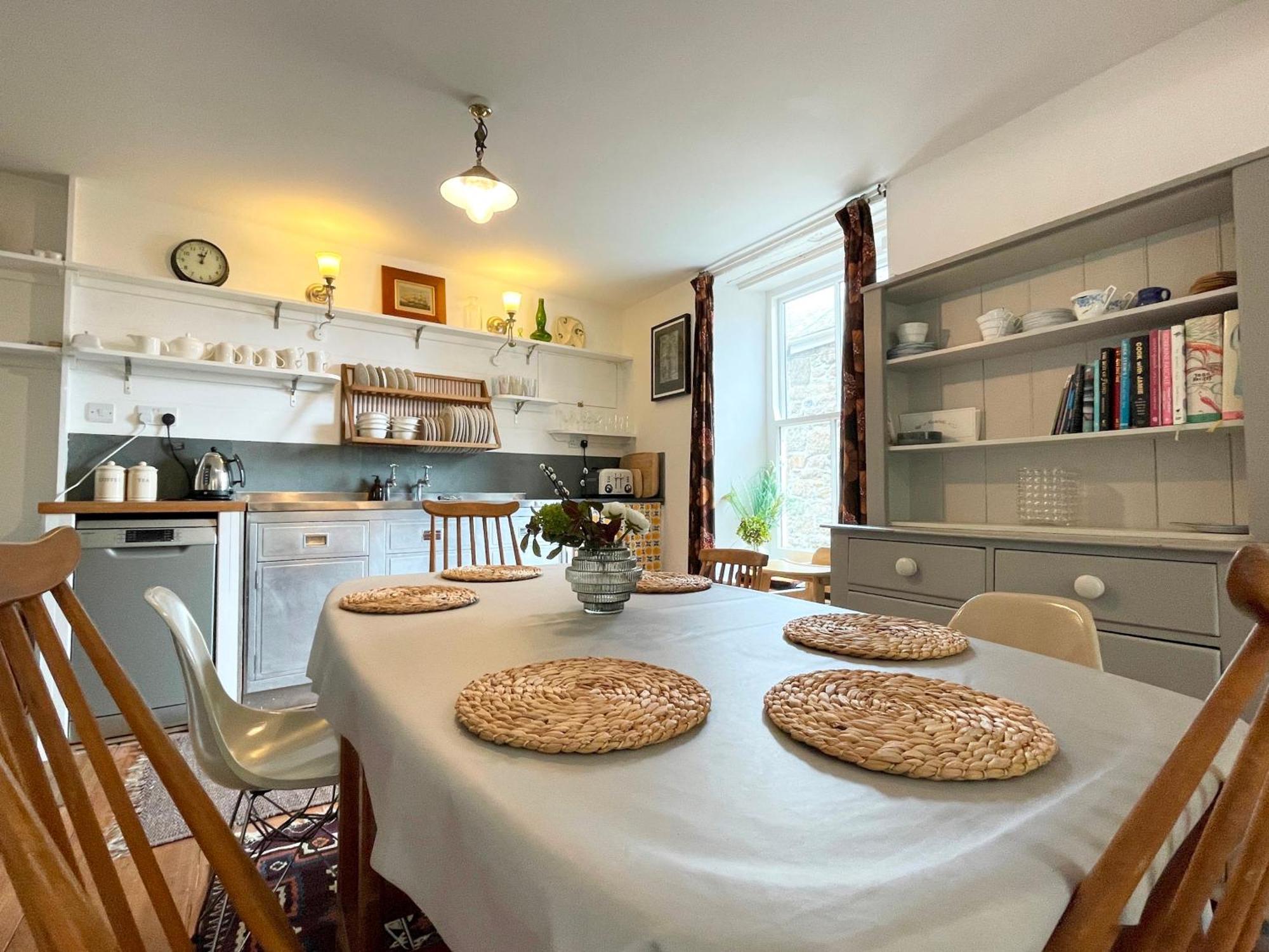 Janies Cottage~ Mousehole~Eclectic Interiors & Vintage Charm Экстерьер фото