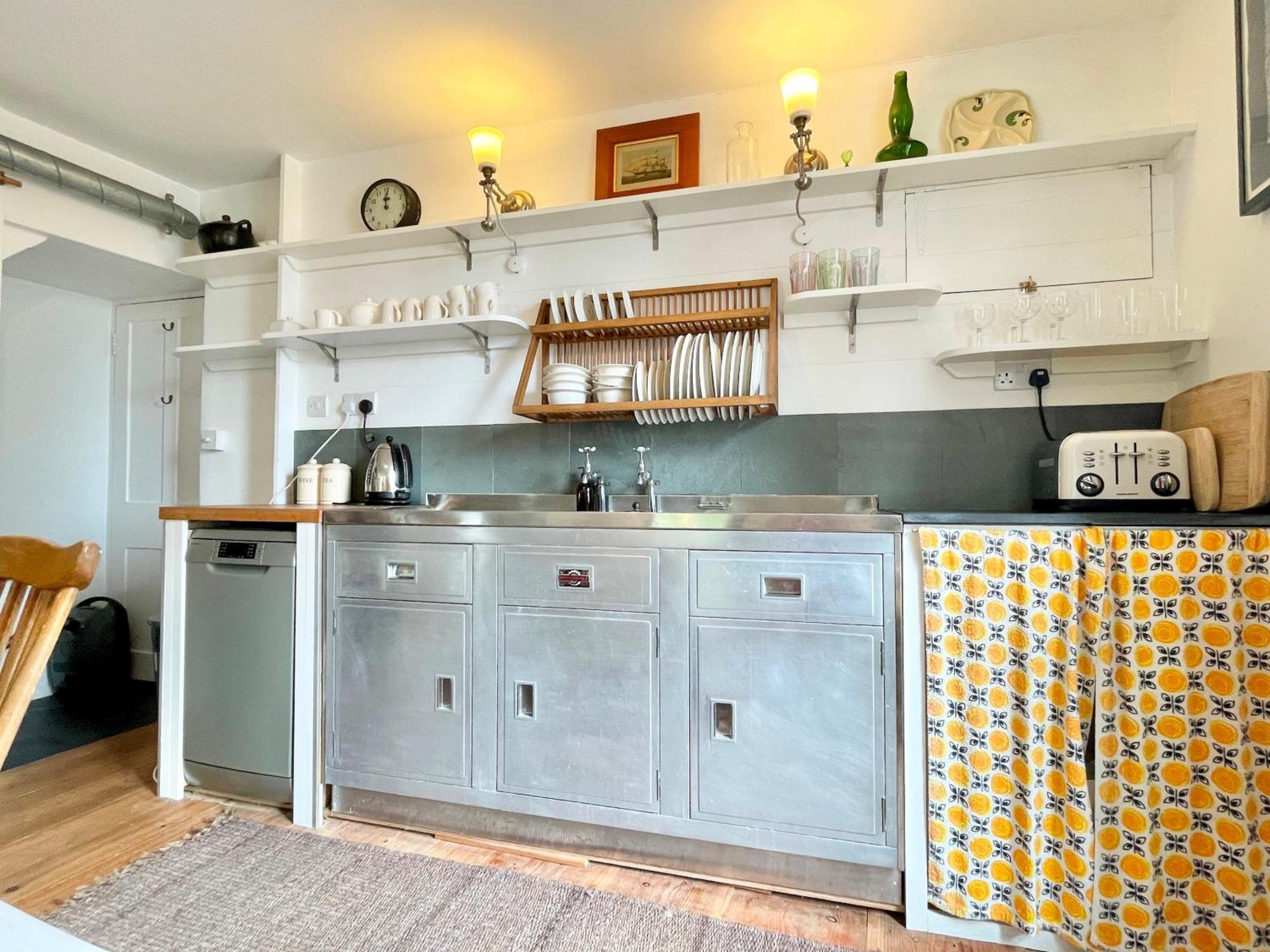Janies Cottage~ Mousehole~Eclectic Interiors & Vintage Charm Экстерьер фото