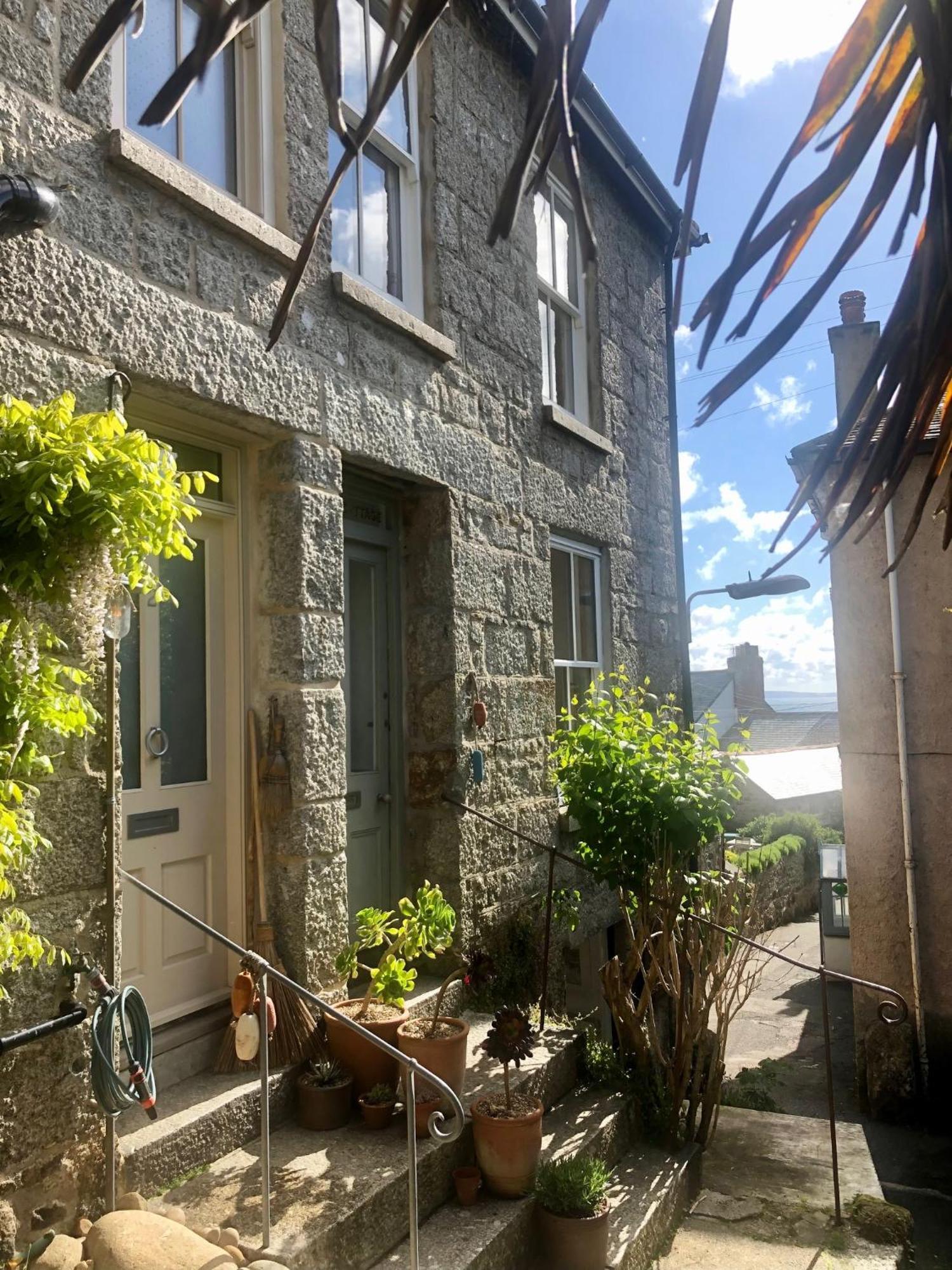 Janies Cottage~ Mousehole~Eclectic Interiors & Vintage Charm Экстерьер фото