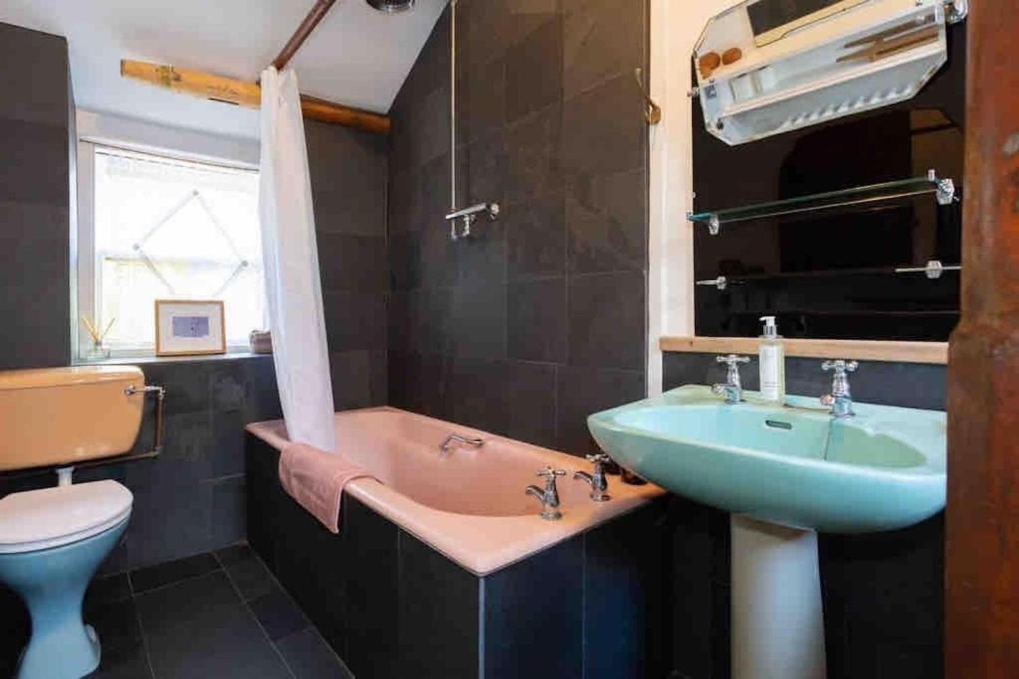 Janies Cottage~ Mousehole~Eclectic Interiors & Vintage Charm Экстерьер фото