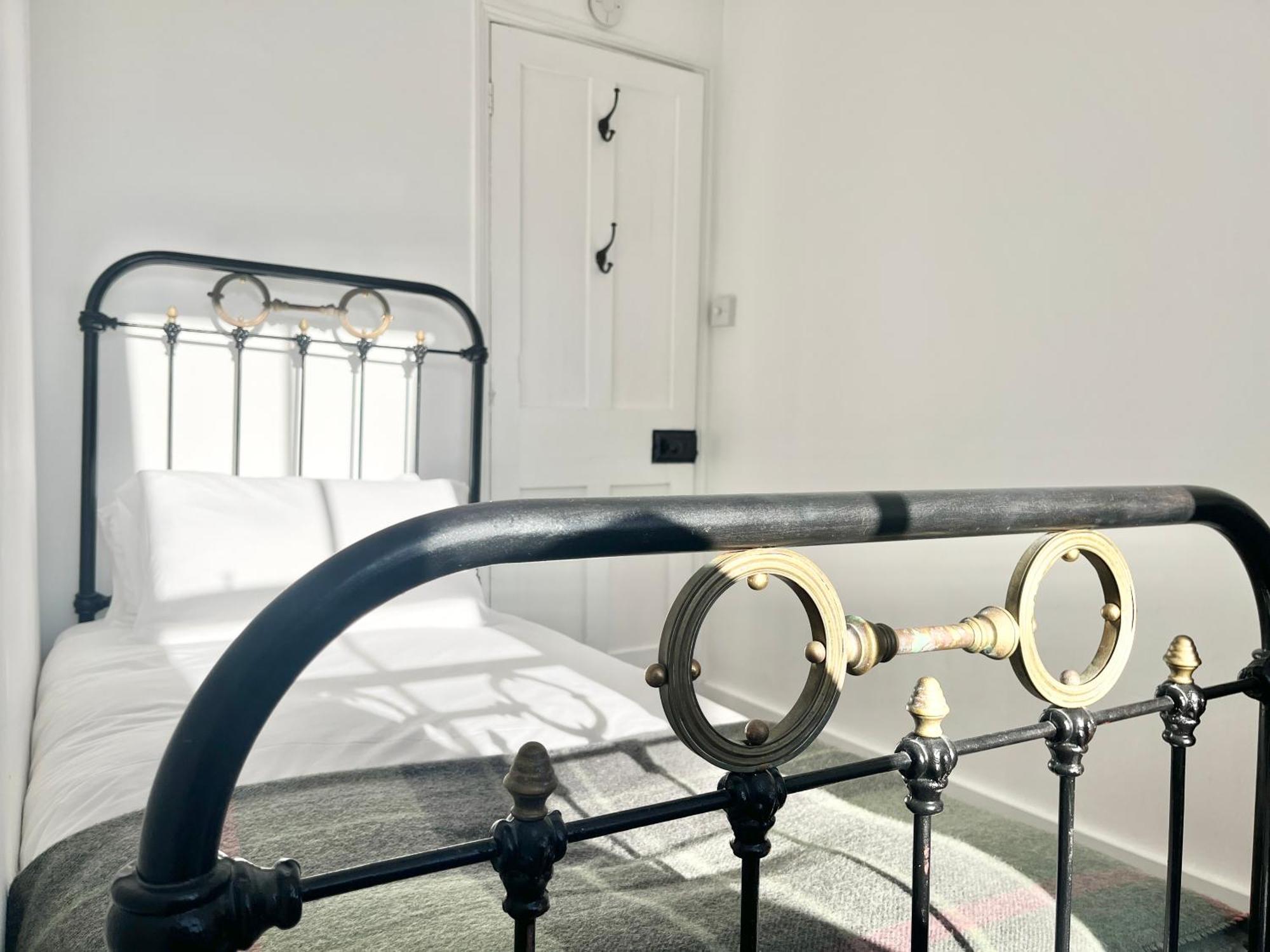 Janies Cottage~ Mousehole~Eclectic Interiors & Vintage Charm Экстерьер фото